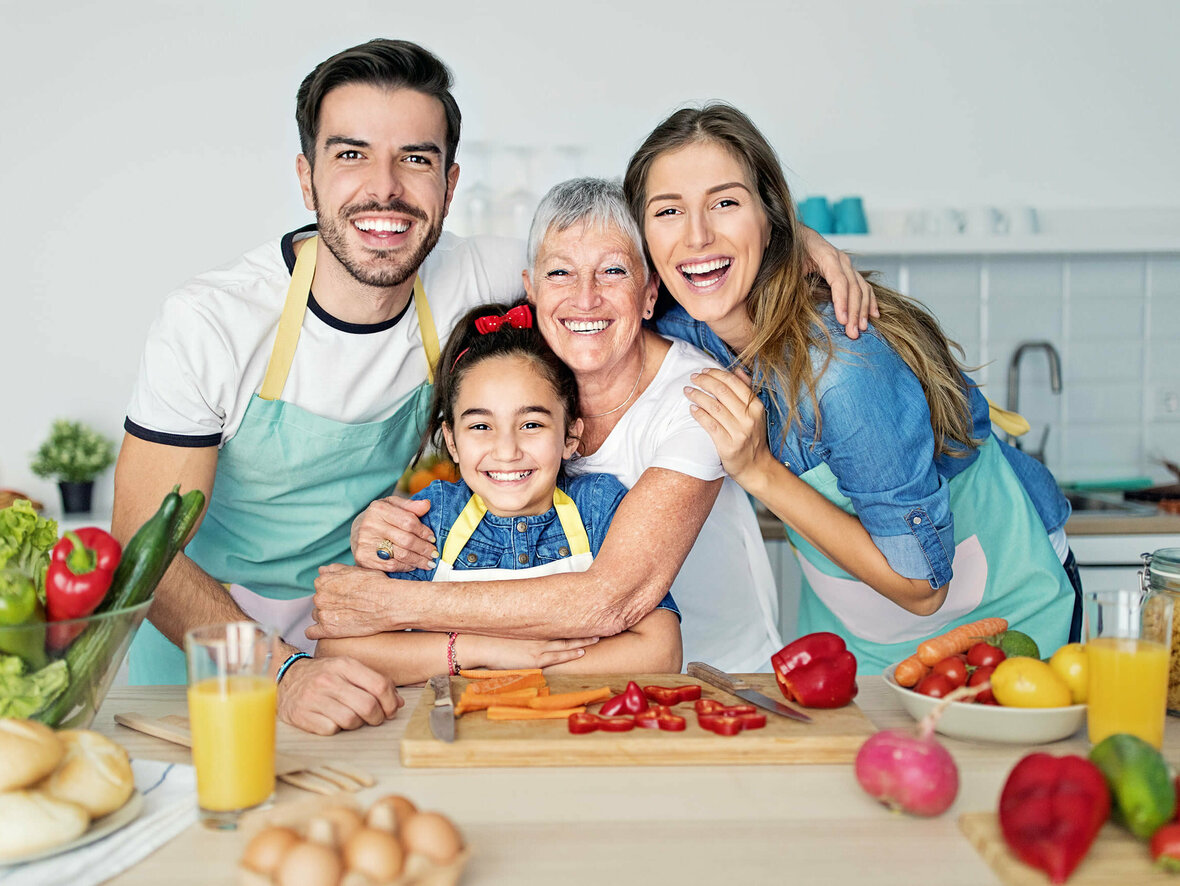 Eine Familie beim gemeinsamen Kochevent