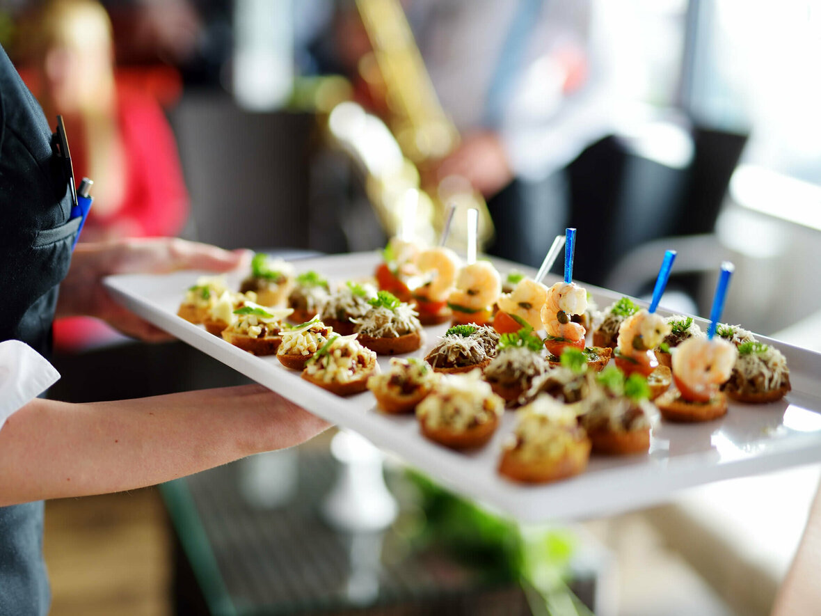 Catering mit einer Platte voll Fingerfood vom Profi-Koch Marcus Zimmermann